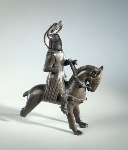 Ridder te paard, 13 de eeuw. Rijksmuseum inv. BK-NM-9544. Zie https://www.rijksmuseum.nl/nl/mijn/verzamelingen/166278--man-en-paard/middeleeuwse-geschiedenis-in-100-objecten/objecten#/BK-NM-9544,4.